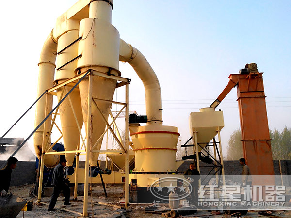 小型石頭磨粉機(jī)可以對多種物料進(jìn)行加工，適用于礦山、建材等領(lǐng)域