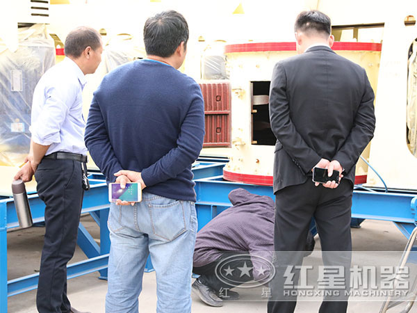 客戶參觀滑石磨粉機設(shè)備